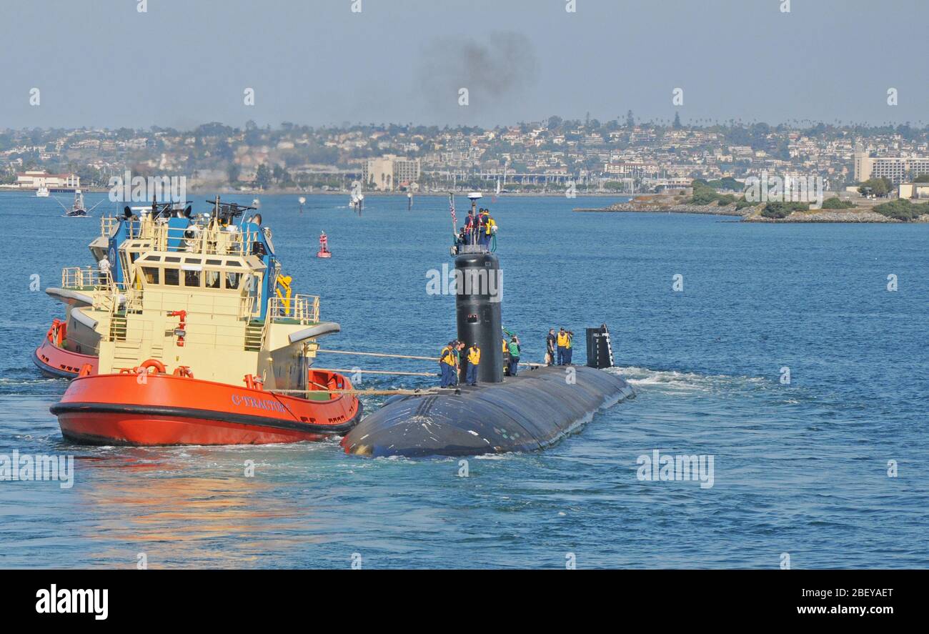 SAN DIEGO (nov. 2, 2012) Il Los Angeles-class attack submarine USS Topeka (SSN 754) si diparte la Base Navale di Point Loma per Portsmouth, N.H. Topeka subirà un programma tre-anno progettata revisione presso il Cantiere Navale di Portsmouth. Topeka è stato commissionato da ottobre 21, 1989 ed è stata homeported a San Diego per gli ultimi dieci anni. Foto Stock