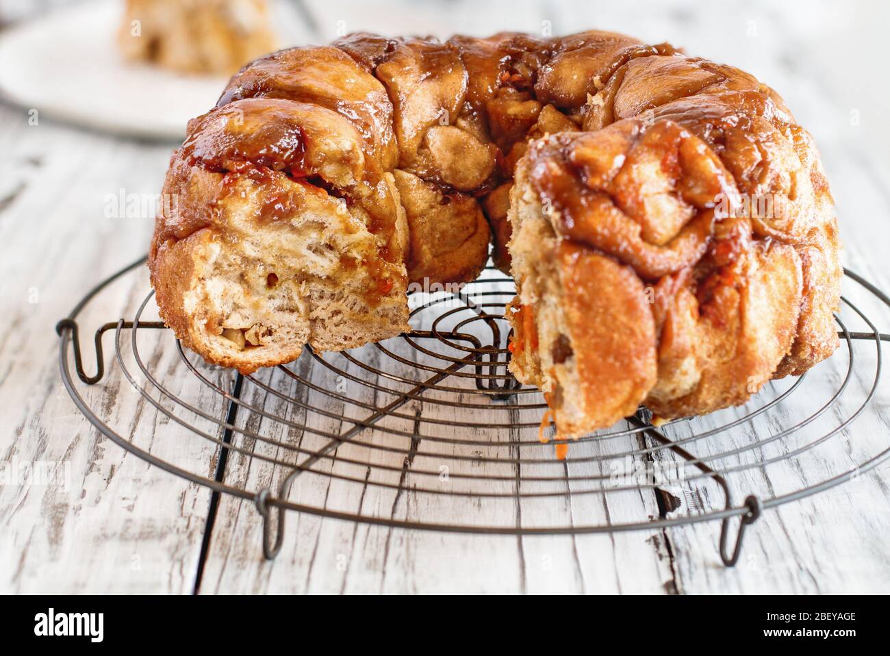Dessert pasquale di Pull Apart torta torta torta di scimmie pane. Torta di lievito fatta con cannella, carote, noci e glassa di zucchero marrone. Messa a fuoco selettiva w Foto Stock