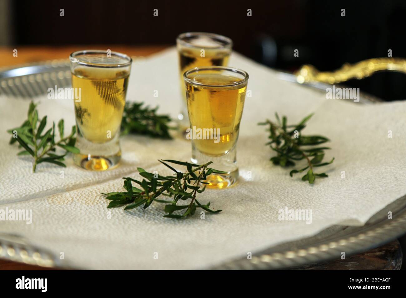 Il dettaglio di un drink di benvenuto di nozze, i colpi con bevanda alcolica. Una tradizione per gli ospiti di nozze. Foto Stock