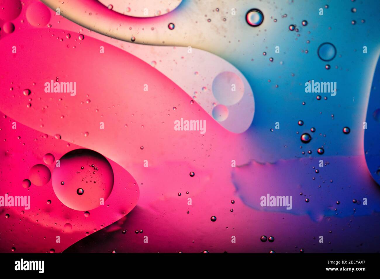 Astratto colorato creativo macro olio e acqua sfondo con bolle. Foto Stock