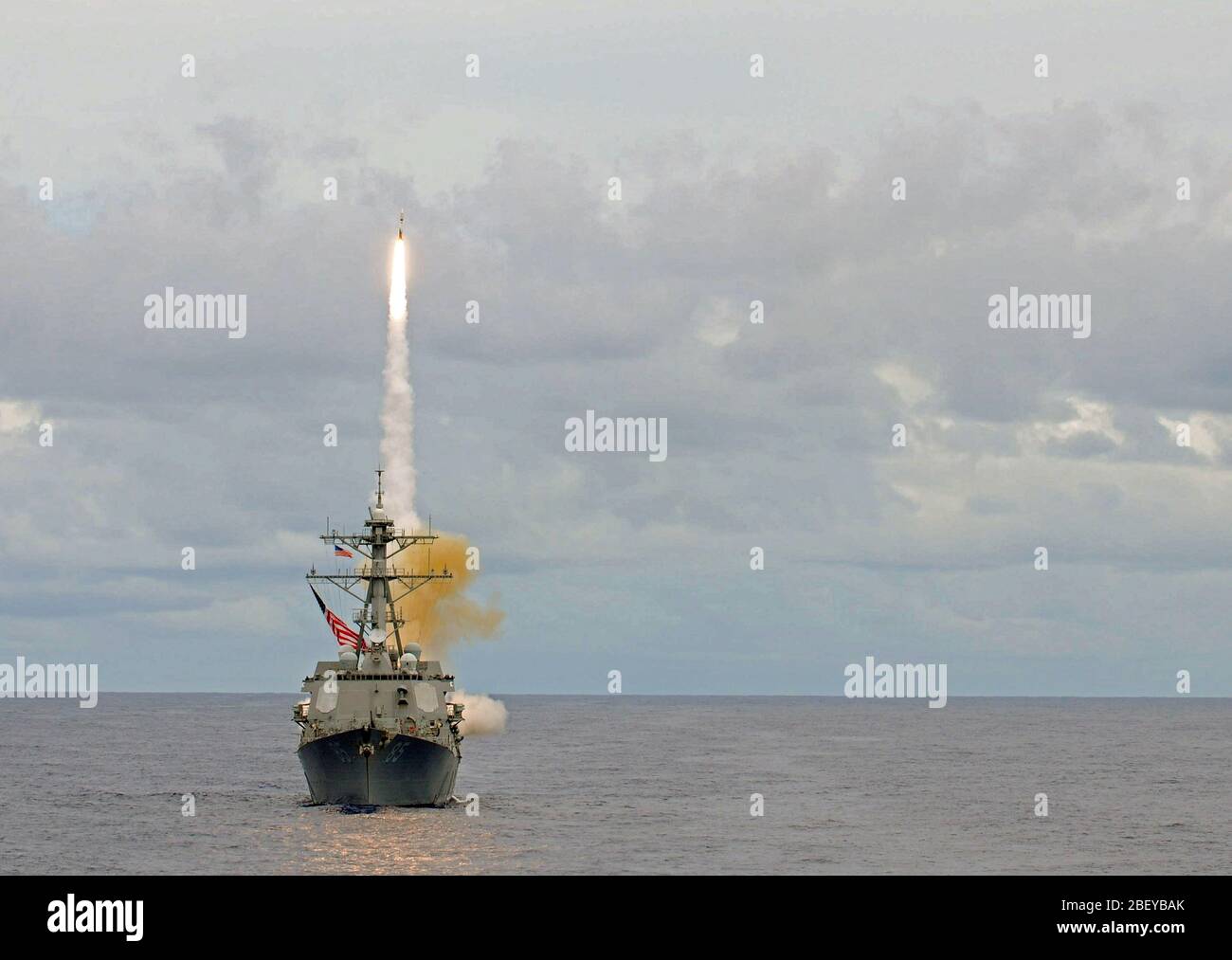 Oceano Pacifico (sett. 20, 2012) le visite-missile destroyer USS McCampbell (DDG 85) incendi due Missile Standard 2 (SM-2) missili dalla nave del missile aft deck durante un esercizio di missili. Foto Stock