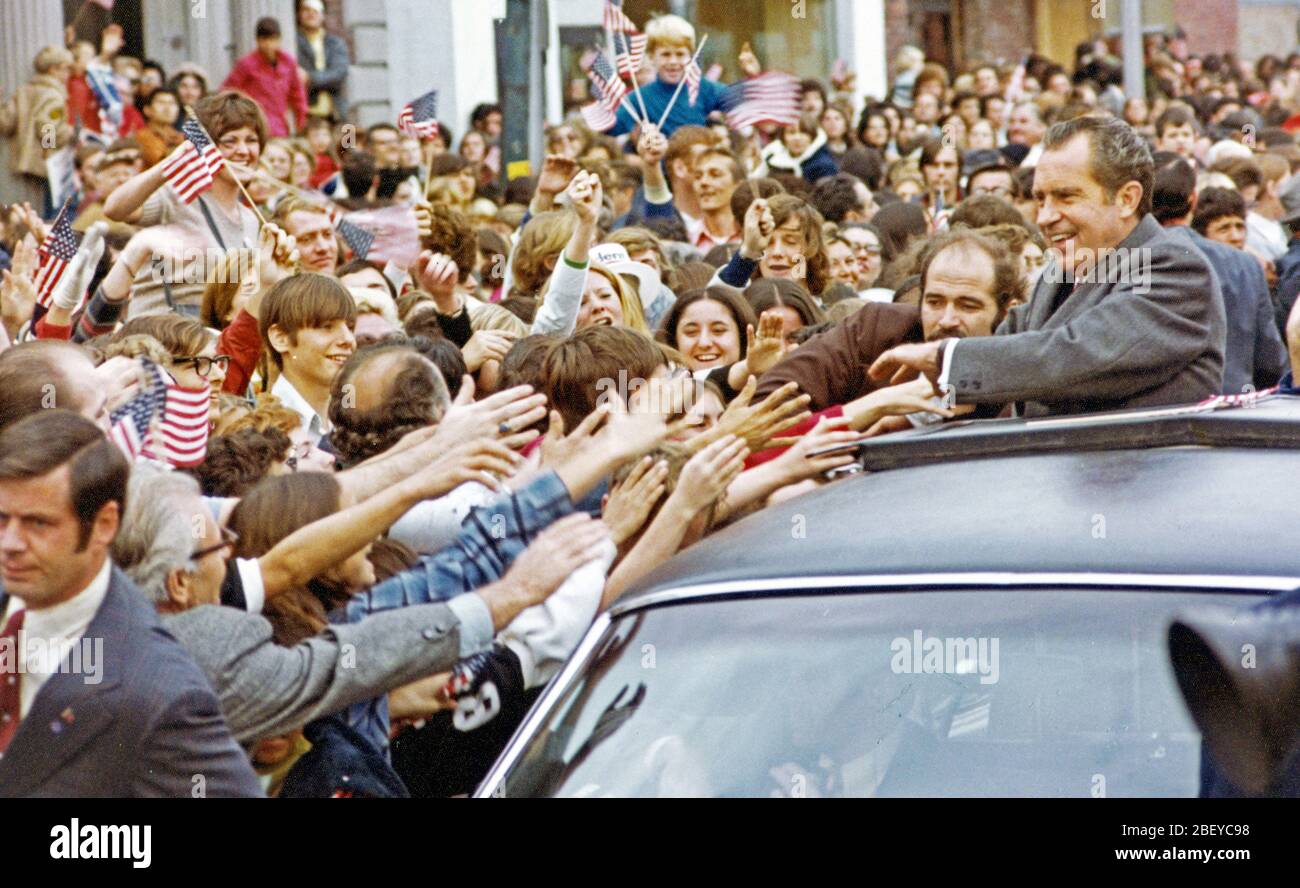 Il presidente Richard Nixon sorride mentre i membri della folla si avvicinano a lui durante un Motorcade nella contea di Westchester, New York 10 23 1972 Foto Stock
