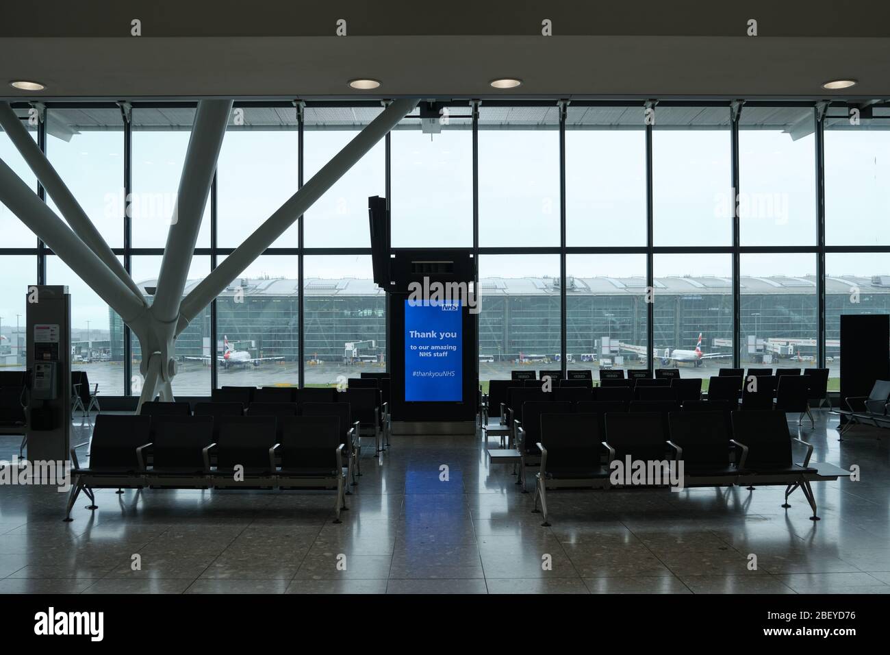 Nella foto è l'aeroporto di Heathrow LHR durante la pandemia di coronavirus con pochissimi passeggeri. Foto Stock