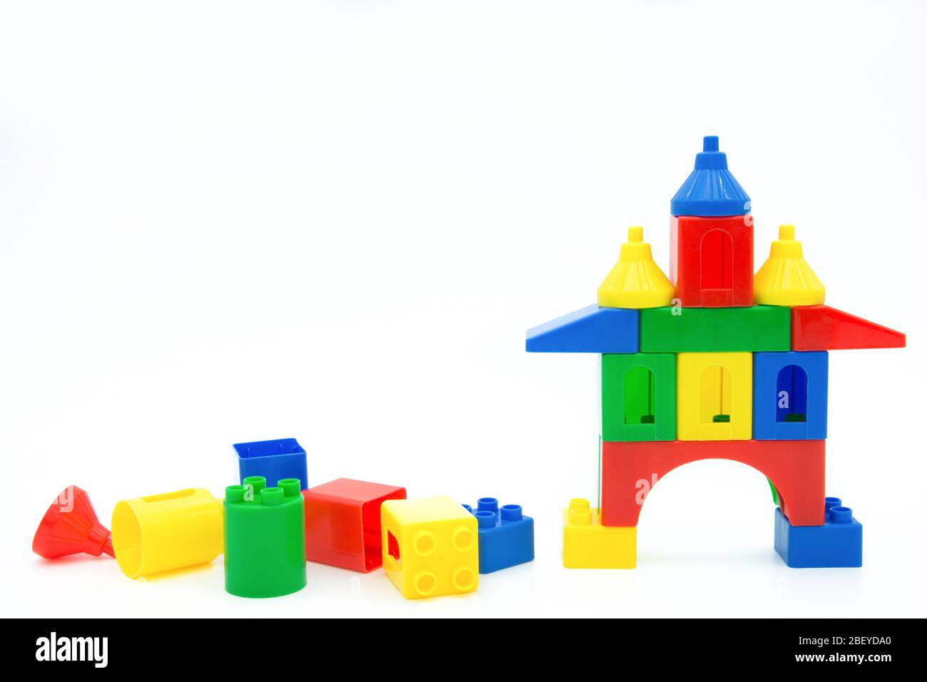 Blocchi di plastica colorati isolati su sfondo bianco. Foto Stock