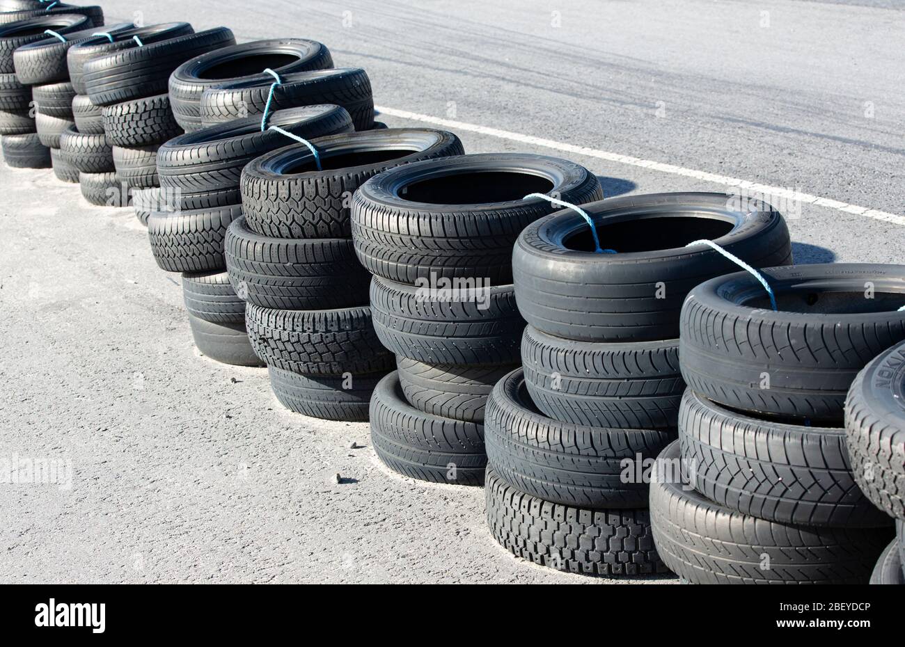 Parete del pneumatico sulla pista di gara di carting , fatta di vecchi pneumatici dell'automobile impilati , legata insieme con una corda , Finlandia Foto Stock