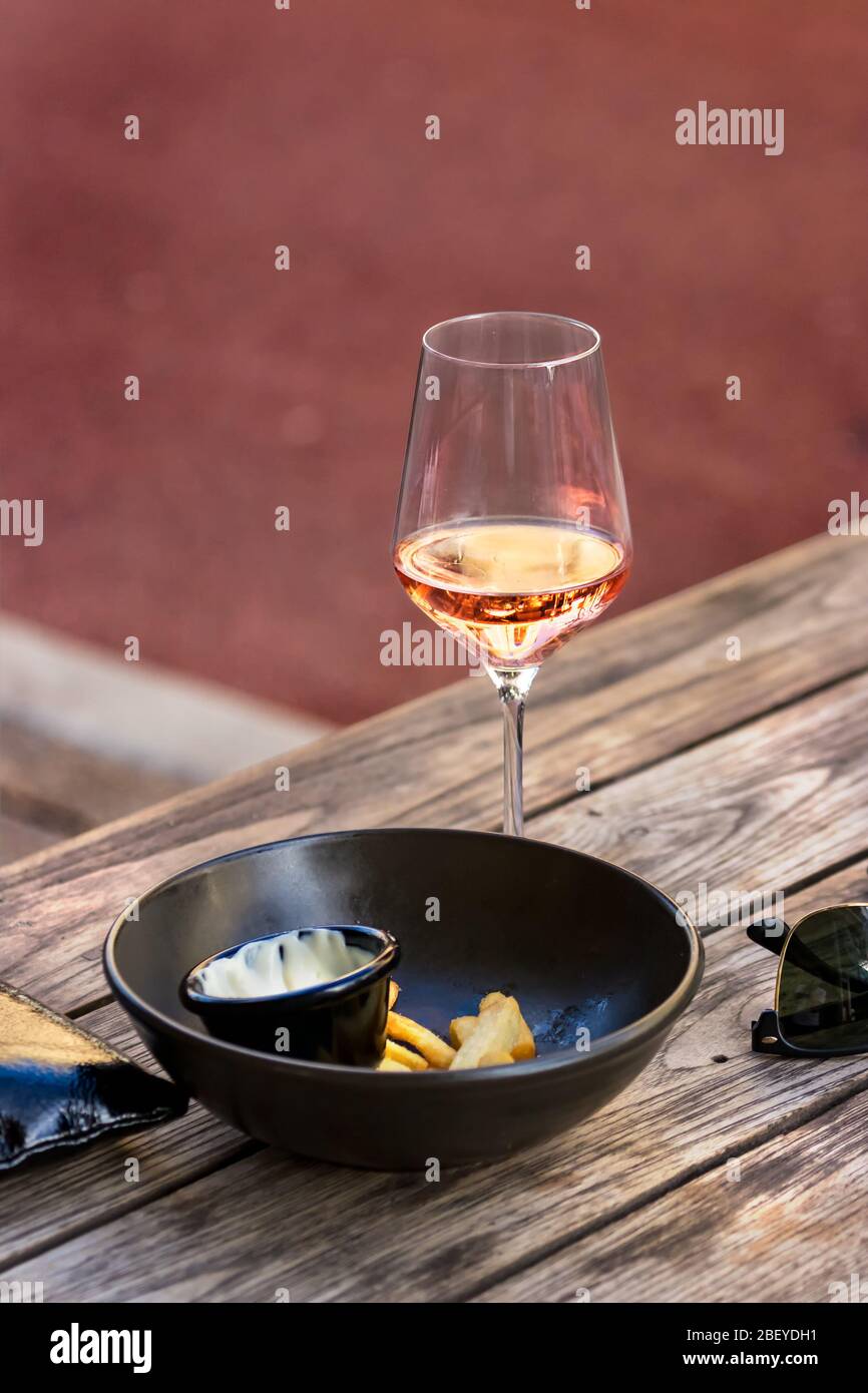 Bicchiere di vino con vino rosato all'aperto immagini e fotografie stock ad  alta risoluzione - Pagina 2 - Alamy