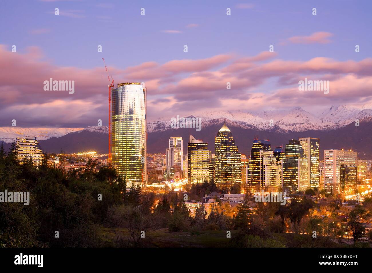 Skyline di moderni edifici per uffici a Las Condes e Providencia distretti con nevicato Cordigliera delle Ande nel retro, Santiago del Cile, Sud Americ Foto Stock