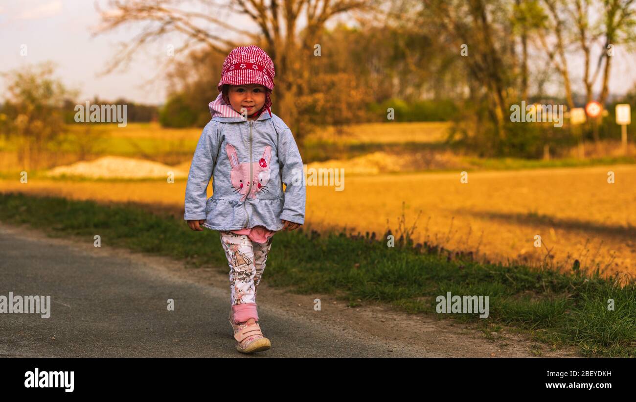 Bella bambina che si diverte al ritratto di campagna al tramonto Foto Stock