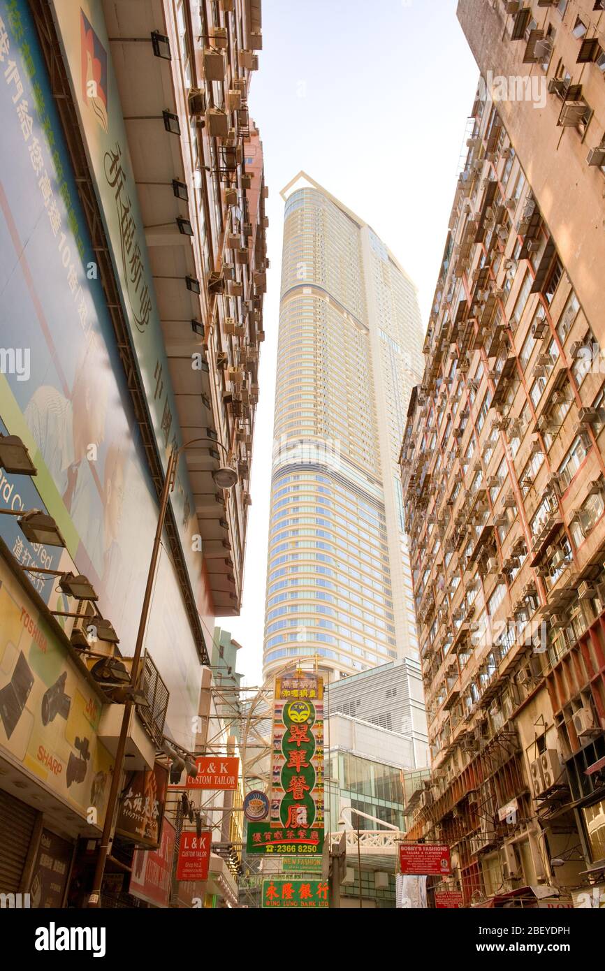 Tsim Sha Tsui, Kowloon, Hong Kong, Cina, Asia - edifici residenziali moderni e vecchi in Carnarvon Road. Foto Stock
