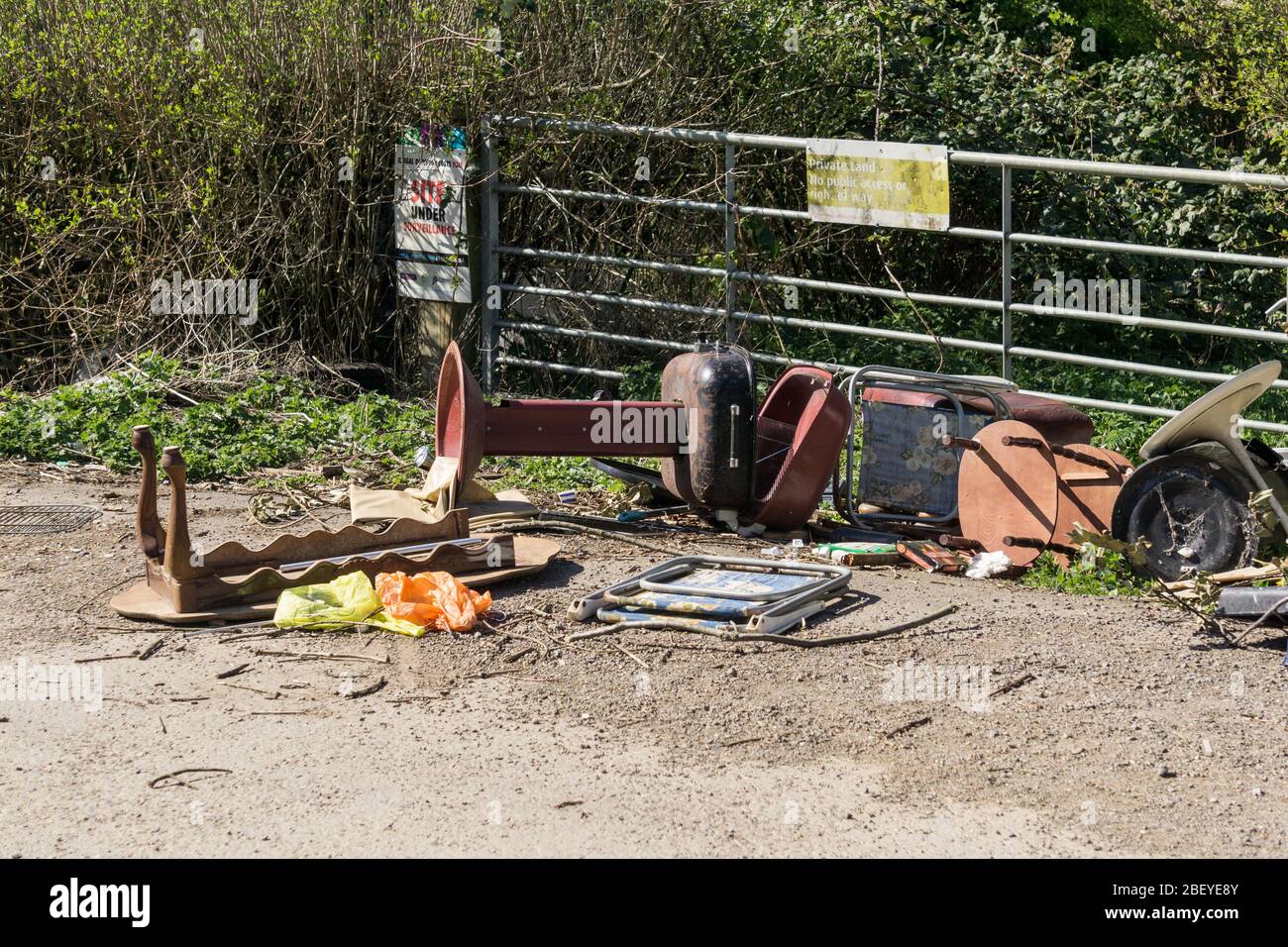 I vecchi mobili sono stati scaricati in una corsia di campagna probabilmente a causa della chiusura dei centri di riciclaggio come parte del blocco di Coronavirus; Northampton, Regno Unito Foto Stock