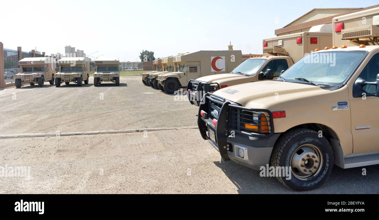 Governatorato di Farwaniya, Kuwait. 16 Apr 2020. La foto scattata il 16 aprile 2020 mostra ambulanze militari all'ingresso di un nuovo ospedale di campo nel Governatorato di Farwaniya, Kuwait, 16 aprile 2020. Il Ministero della Difesa del Kuwait ha terminato giovedì un ospedale da campo nel Governatorato di Farwaniya come parte delle misure per contenere la diffusione di nuovi coronavirus. L'ospedale è pronto per ricevere i pazienti con COVID-19. Credit: Asad/Xinhua/Alamy Live News Foto Stock