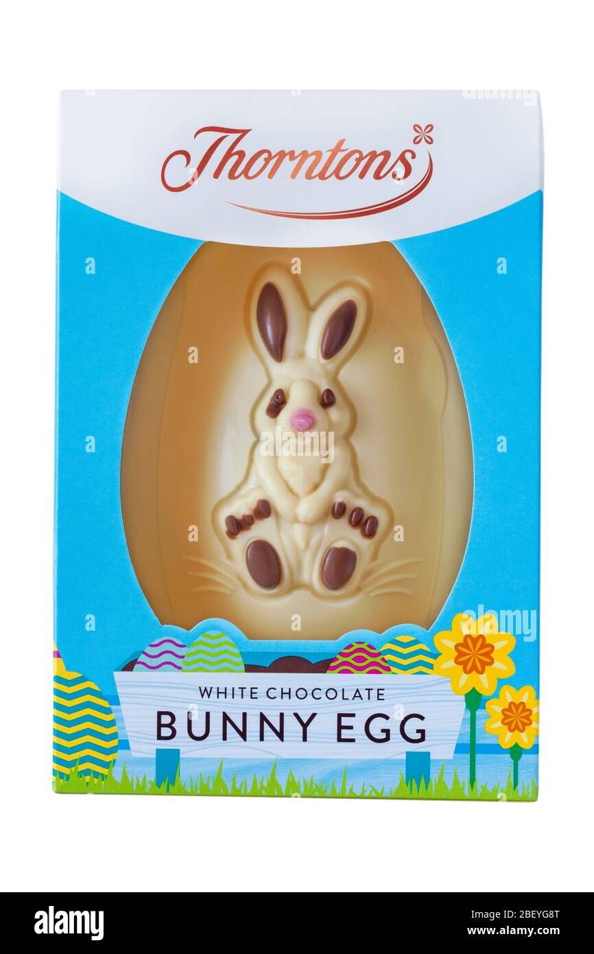 Thorntons bianco cioccolato Bunny Egg - uovo di coniglio di Pasqua isolato su sfondo bianco pronto per Pasqua Foto Stock