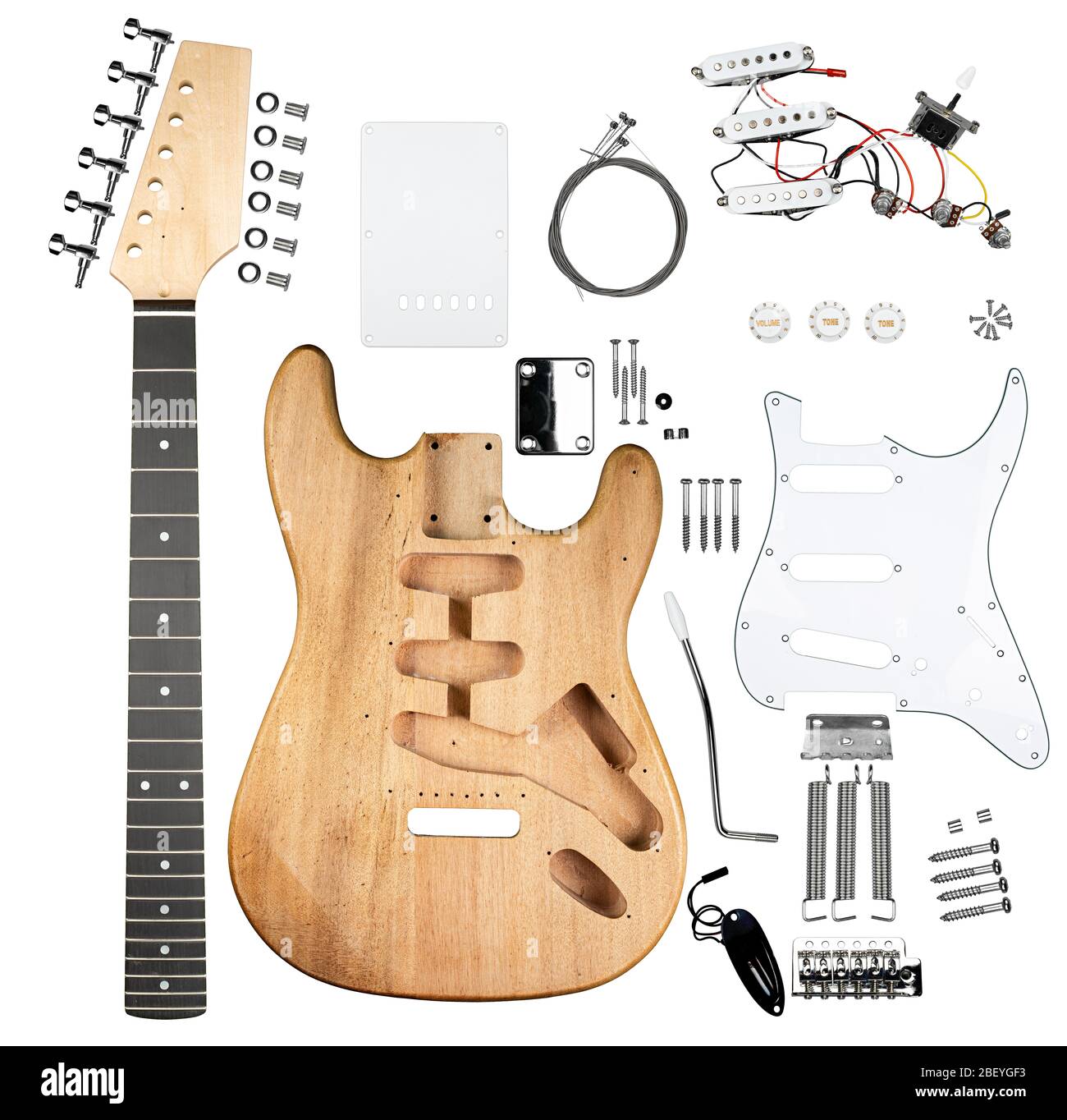 kit da costruzione per chitarra elettrica fai da te con tutte le parti e i componenti corpo in legno collo ed elettronica pickguard a bobina singola isolato su bianco ba Foto Stock