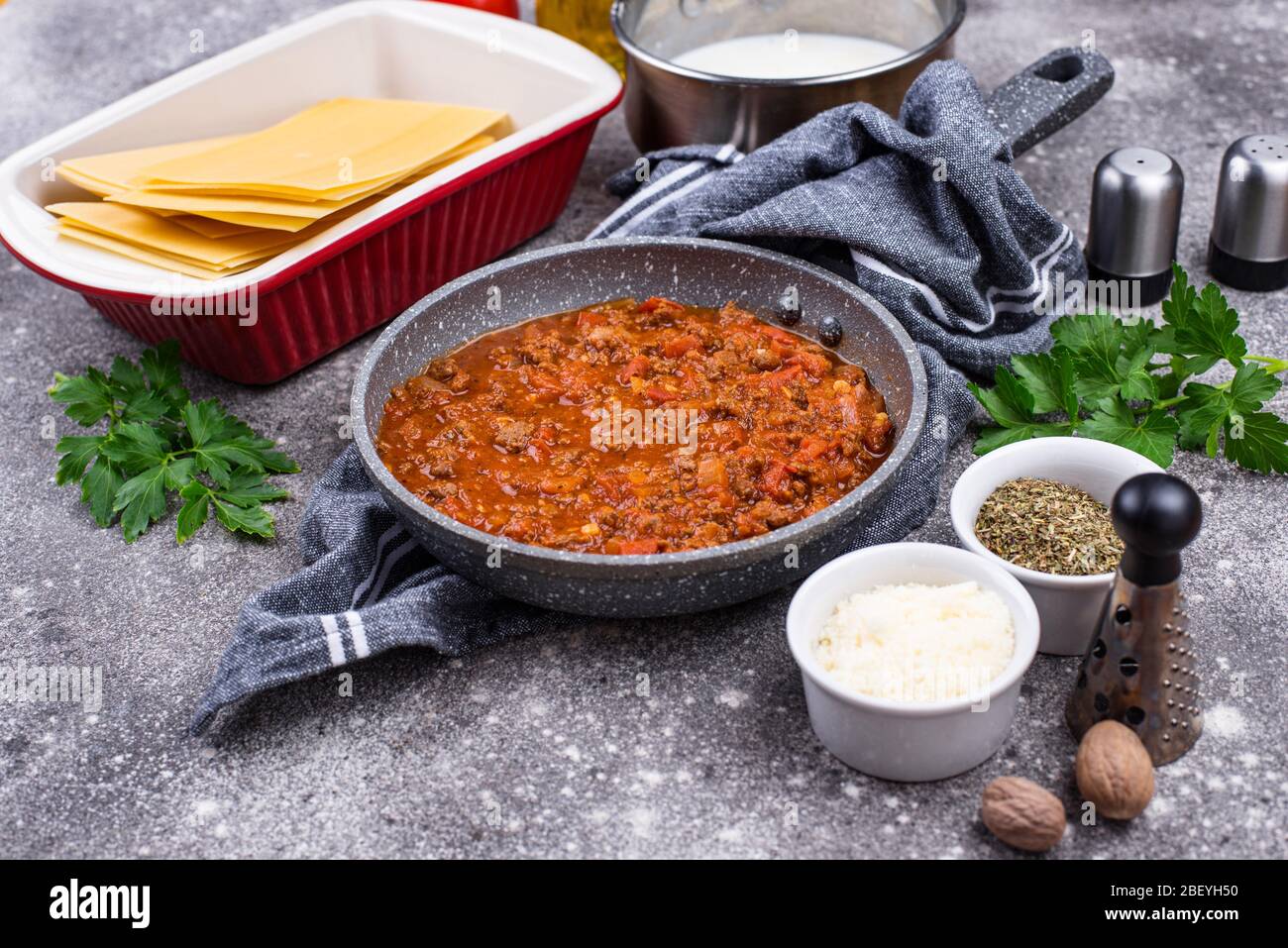 Ingredienti per la cottura delle lasagne bolognese Foto Stock
