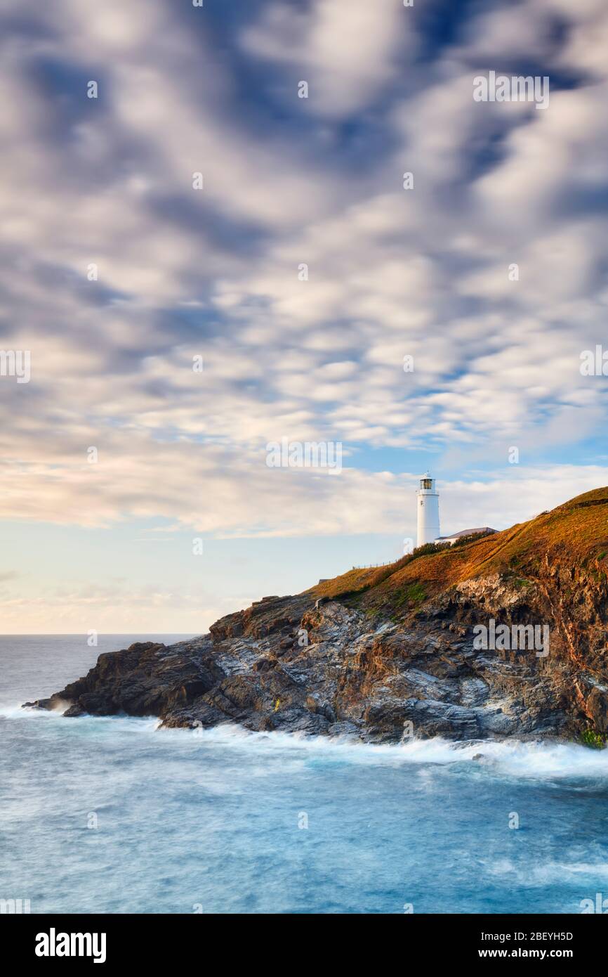 Faro di Trevose immerso nella luce del sole della sera Foto Stock