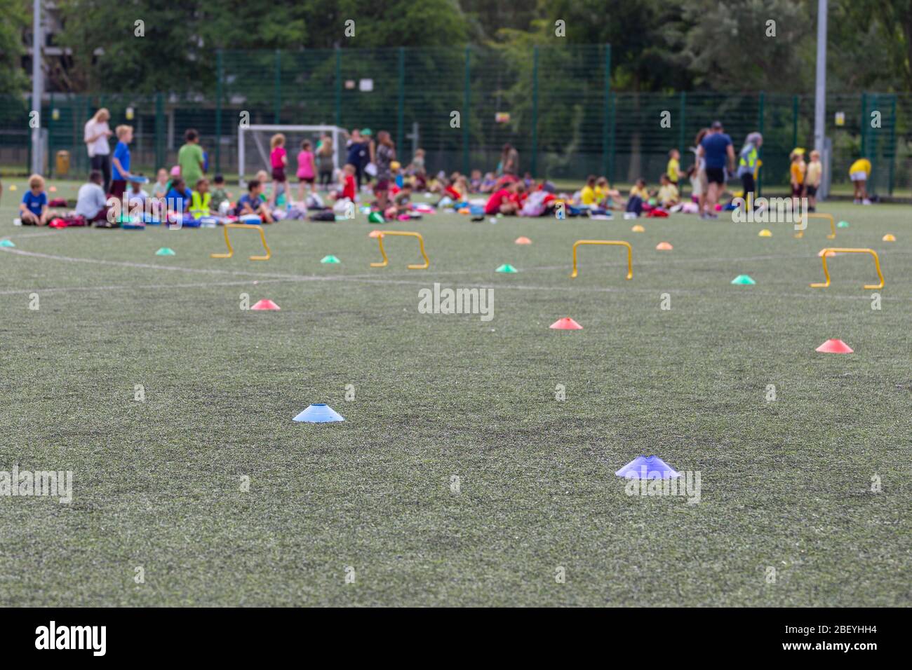 I bambini che competono durante la giornata sportiva scolastica nel Regno Unito. Immagine sfocata con messa a fuoco selettiva. Foto Stock