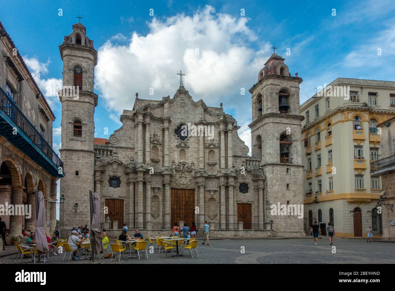 Persone che si godono seduti fuori di un caffè all'ombra della plaza fuori Catedral de la Virgen Maria de la Concepcion Inmaculada de la Habana, Plaza d Foto Stock
