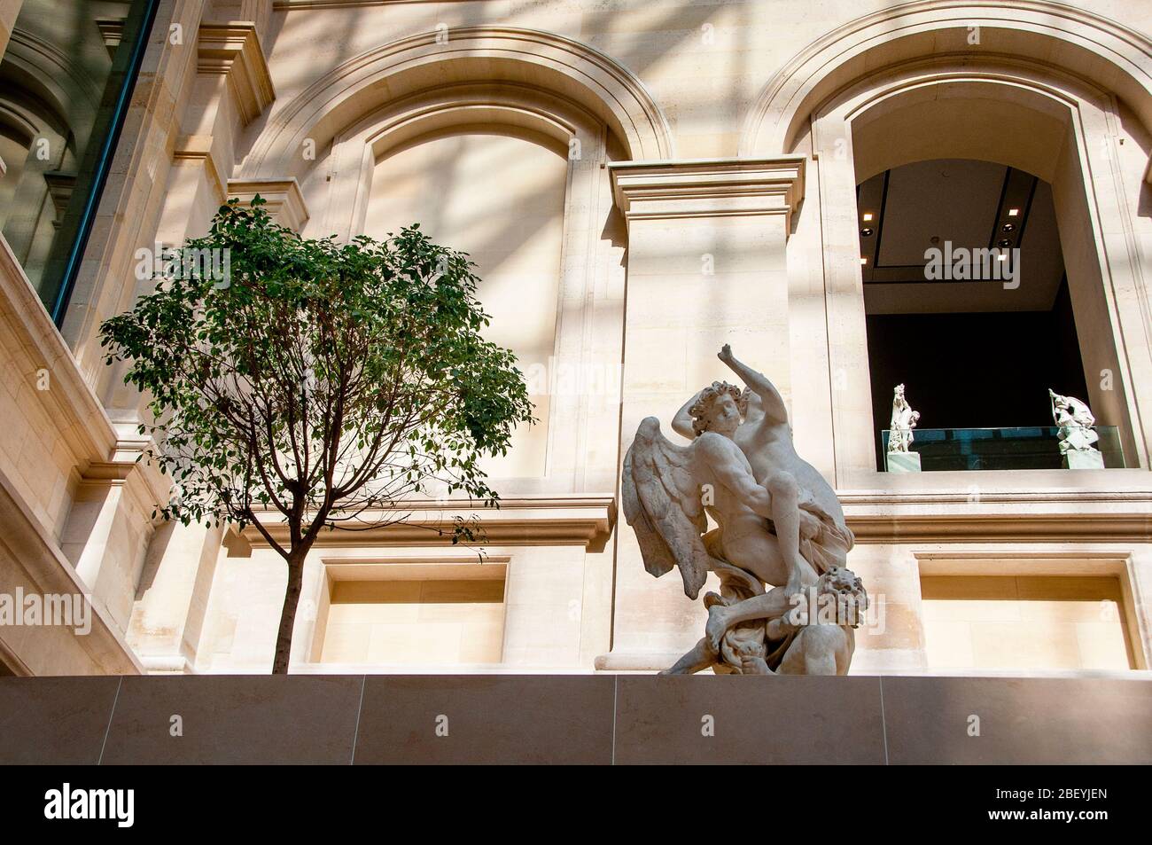 Luce naturale del Museo del Louvre Cour Marly, giardino di sculture all'aperto nell'ala Richelieu, Parigi, Francia. Foto Stock