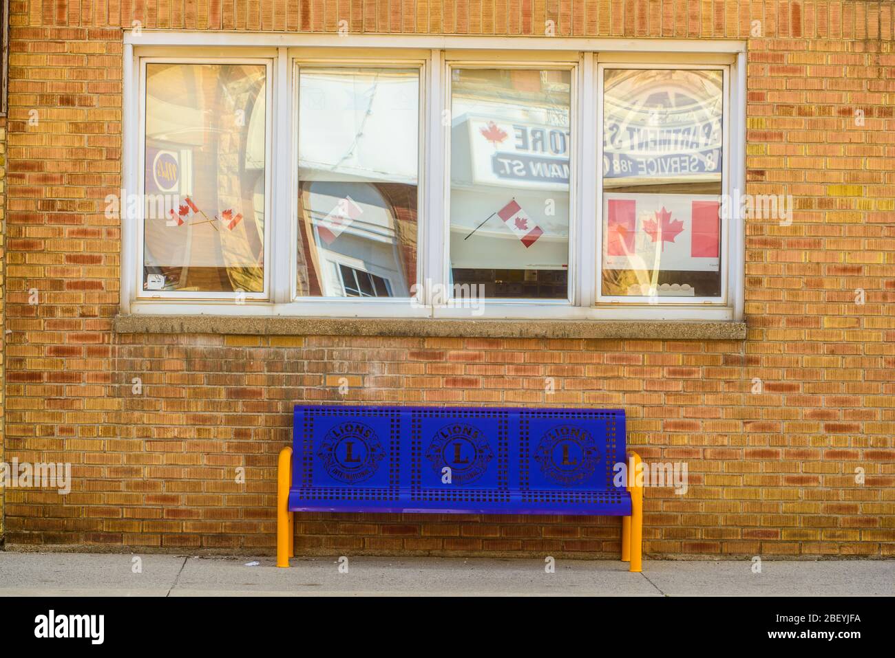 Riflessioni nella finestra Post Office su Main Street, Dutton, Ontario, Canada Foto Stock