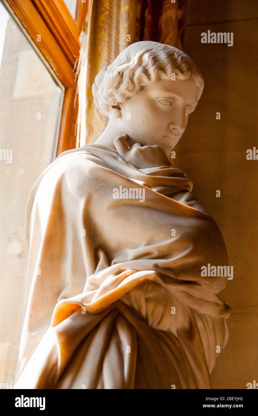 Un appassionato osservatore al Museo del Louvre di Parigi, in Francia. Foto Stock