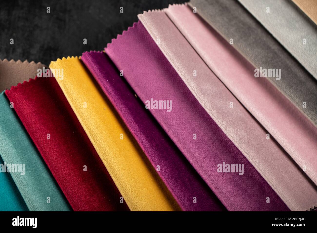 Tessuti in pelle di colore diverso e in tinta unita nello showroom Foto Stock