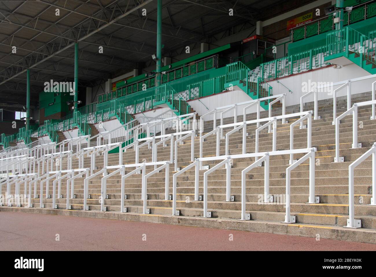 Tribuna vuota all'arena sportiva Foto Stock