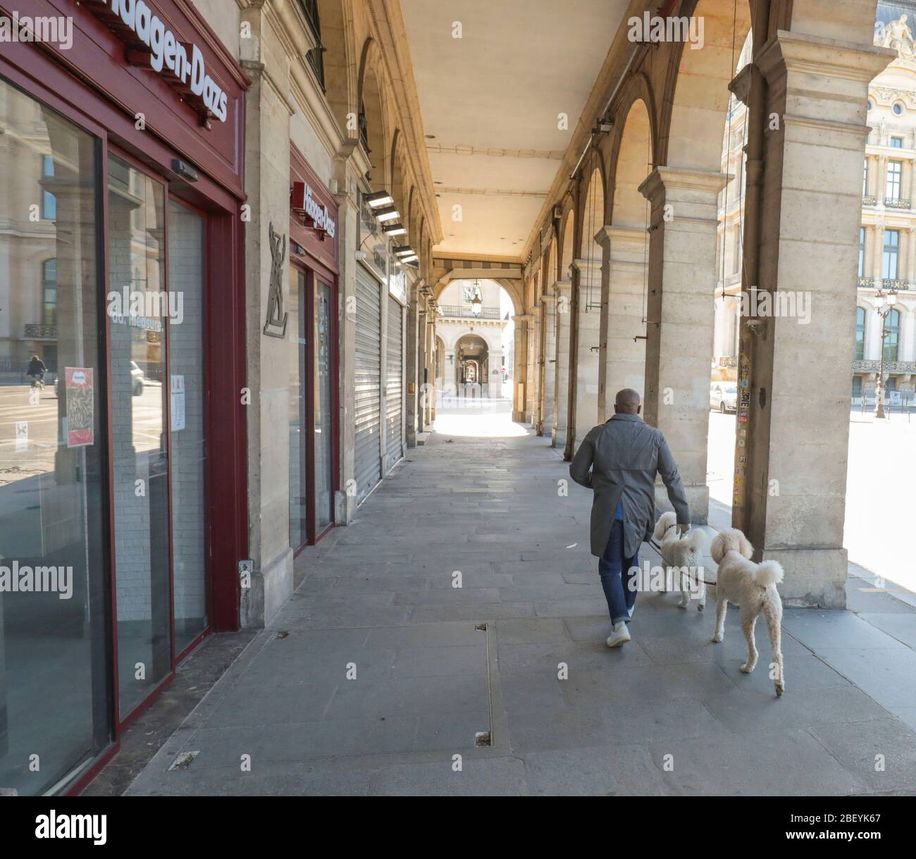 CORONAVIRUS PORTICI COMMERCIALI VUOTI RUE DE RIVOLI, PARIGI Foto Stock