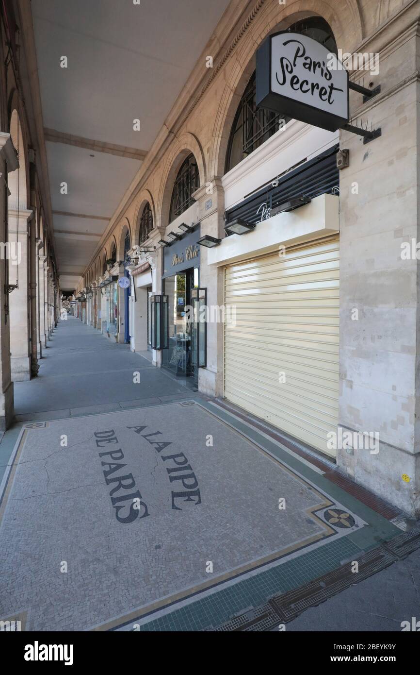 CORONAVIRUS PORTICI COMMERCIALI VUOTI RUE DE RIVOLI, PARIGI Foto Stock