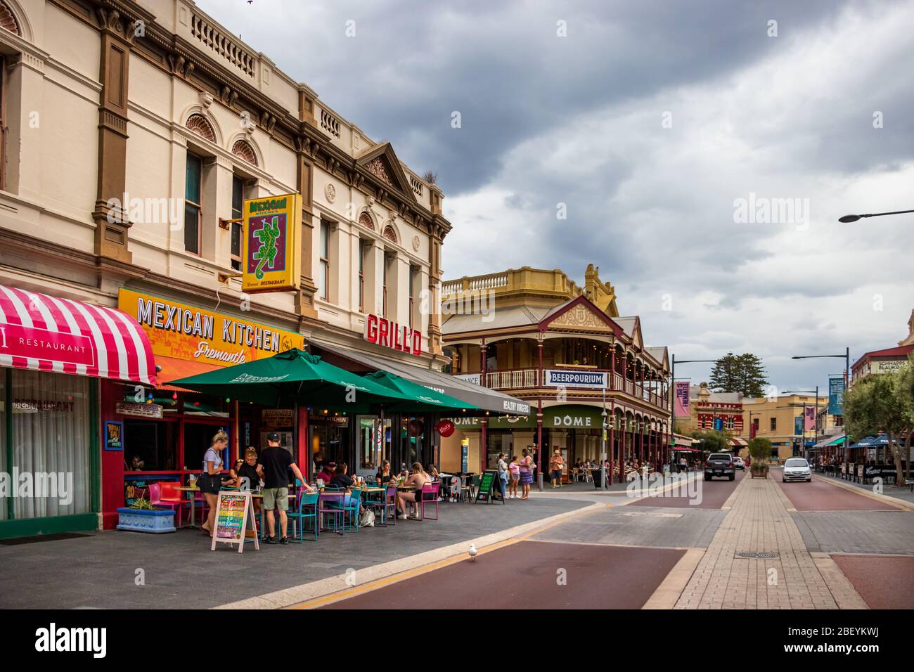 Vista prospettica della South Terrace Street nel centro della città di Fremantle, Australia. Foto Stock