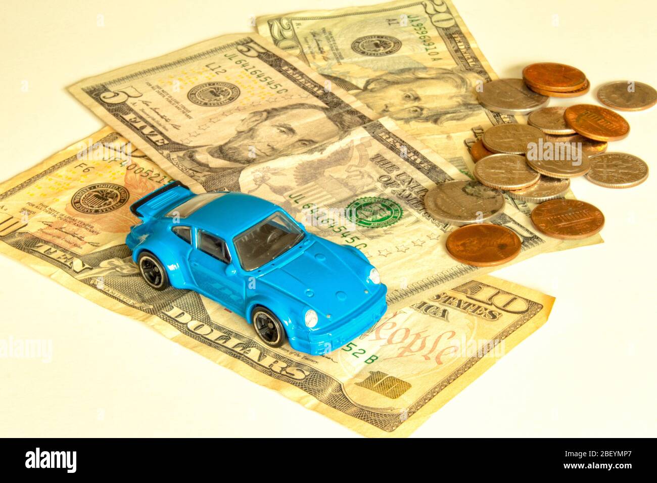 Auto sportiva modello blu su banconote. Concetto per affitto di automobile, assicurazione, accreditamento, costi di prestito. Foto Stock