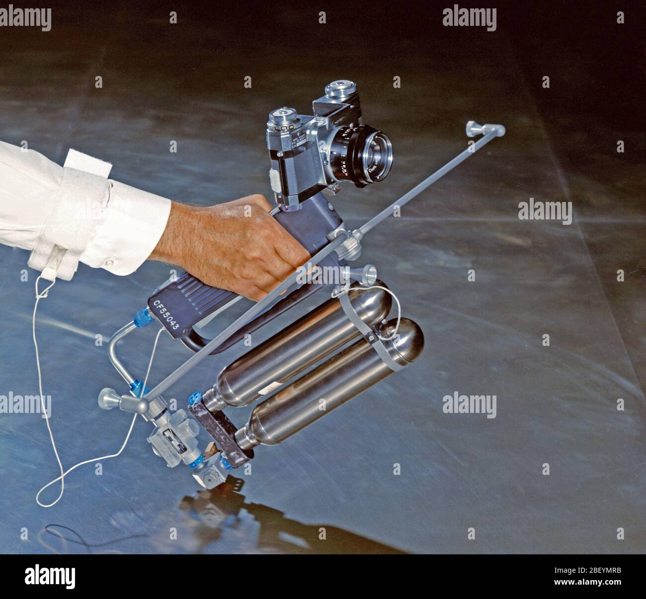 Un hand-held auto-unità di manovra come quello illustrato qui quando egli passi nello spazio dal GT-4 navicelle spaziali. Il dispositivo viene utilizzato in una gravità zero ambiente. Foto Stock