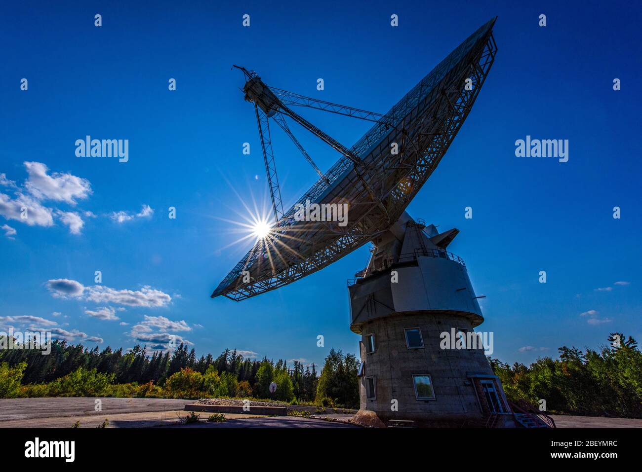 Radio telescopio piatto al Algonquin radio Observatory, Algonquin Provincial Park, Nipissing Township, Ontario, Canada Foto Stock