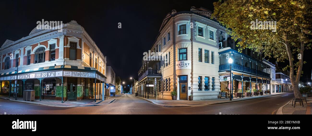 Vista panoramica dell'Orient Bar e della New Edition Bookshop a Fremantle di notte nell'Australia Occidentale. Foto Stock