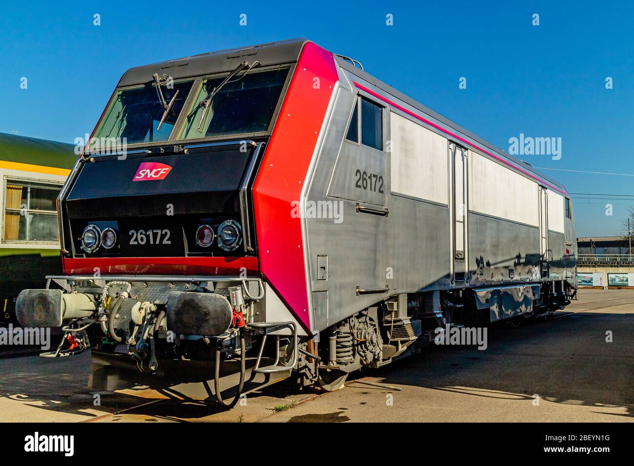 Locomotiva elettrica 26172, della SNCF Classe BB 26000, ora in mostra nel museo ferroviario Cité du Train di Mulhouse, Francia. Febbraio 2020. Foto Stock
