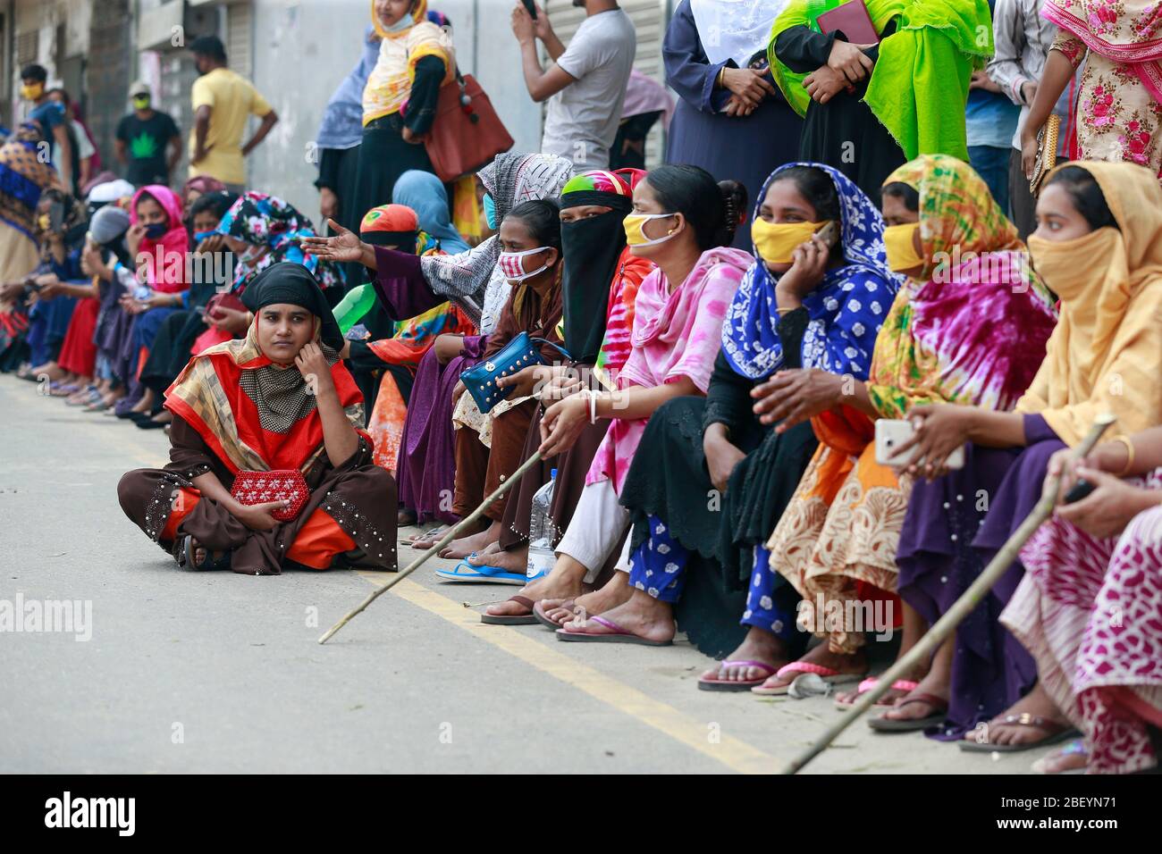 Dhaka, Bangladesh. 16 Apr 2020. I lavoratori dell’abbigliamento del Bangladesh bloccano una strada che richiede i loro salari dovuti durante la chiusura a livello nazionale, tra le preoccupazioni per l’epidemia di COVID-19, a Dhaka, Bangladesh, 16 aprile 2020. I lavoratori dell'abbigliamento sono scesi in strada per protestare"" rischiando di esporre Covid-19 "" chiedendo di sapere quando avrebbero ricevuto i loro salari dovuti. Credit: Suvra Kanti Das/ZUMA Wire/Alamy Live News Foto Stock