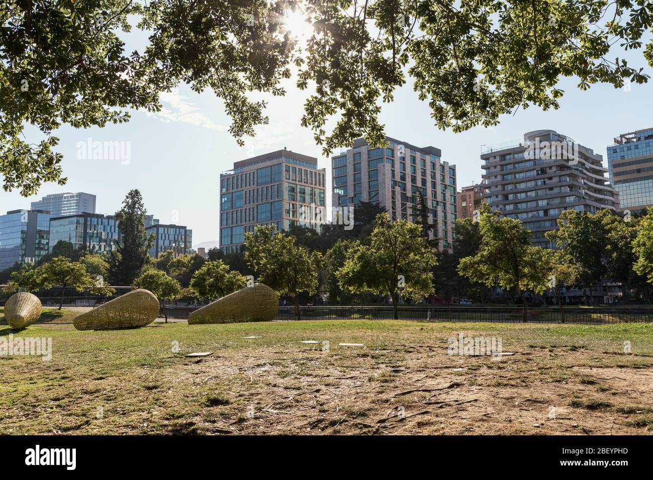 PROVIDENCIA, SANTIAGO, REGIONE METROPOLITANA, CILE. Vista della città dal parco delle sculture vicino al fiume Mapocho. Foto Stock