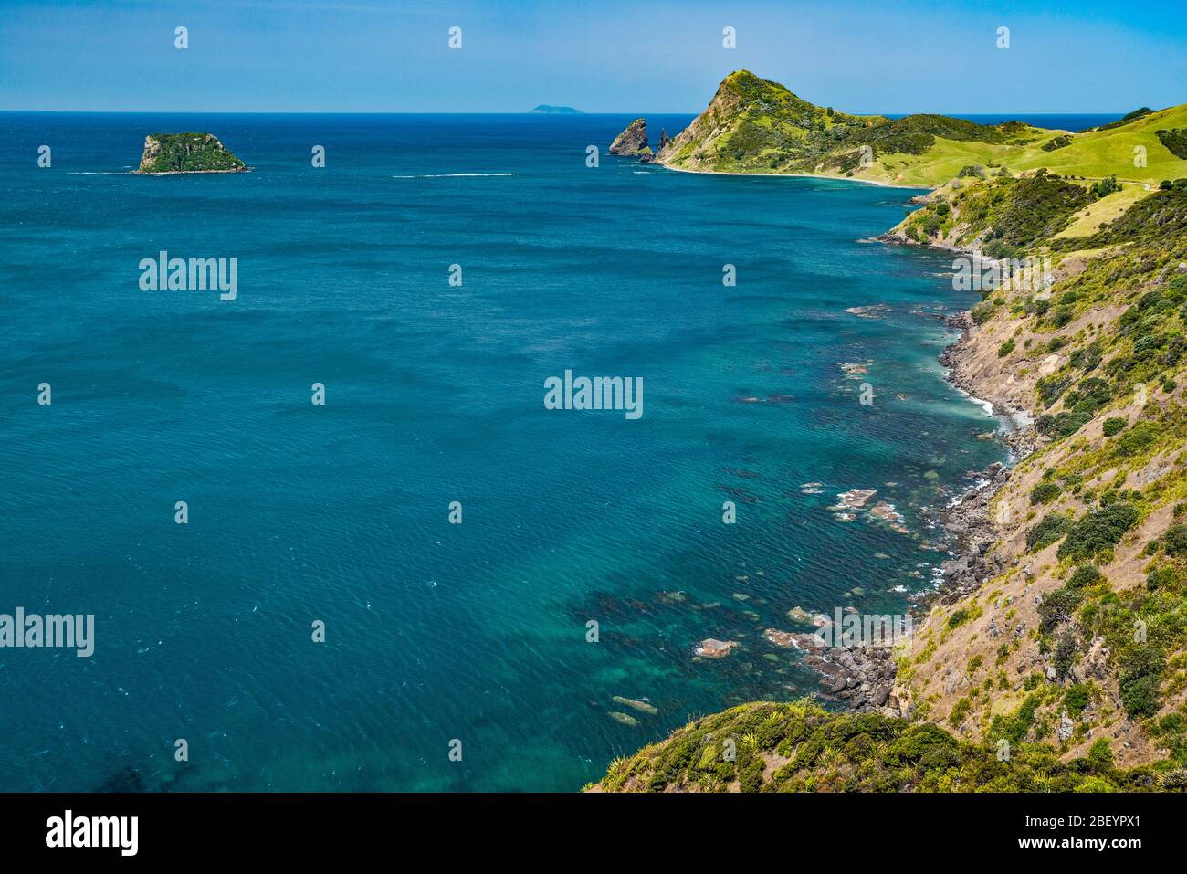 Fletcher Bay, Pan di zucchero e i pinnacoli, Square Top Island sulla sinistra, Coromandel Peninsula, Waikato Regione, North Island, Nuova Zelanda Foto Stock