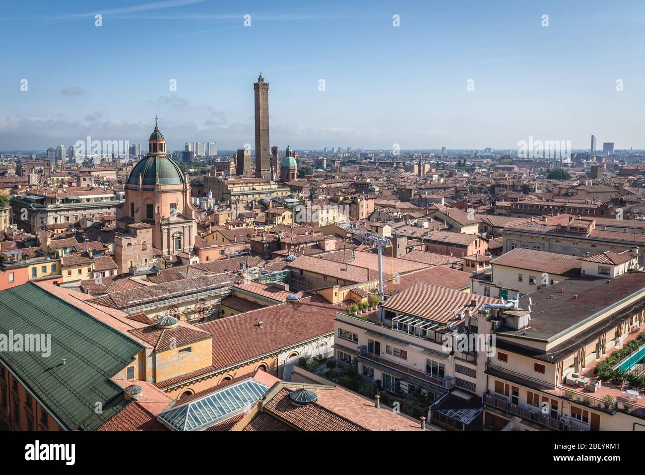 Veduta aerea dalla Basilica di San Petronio con Santuario di Santa Maria della vita e le cosiddette due Torri Foto Stock