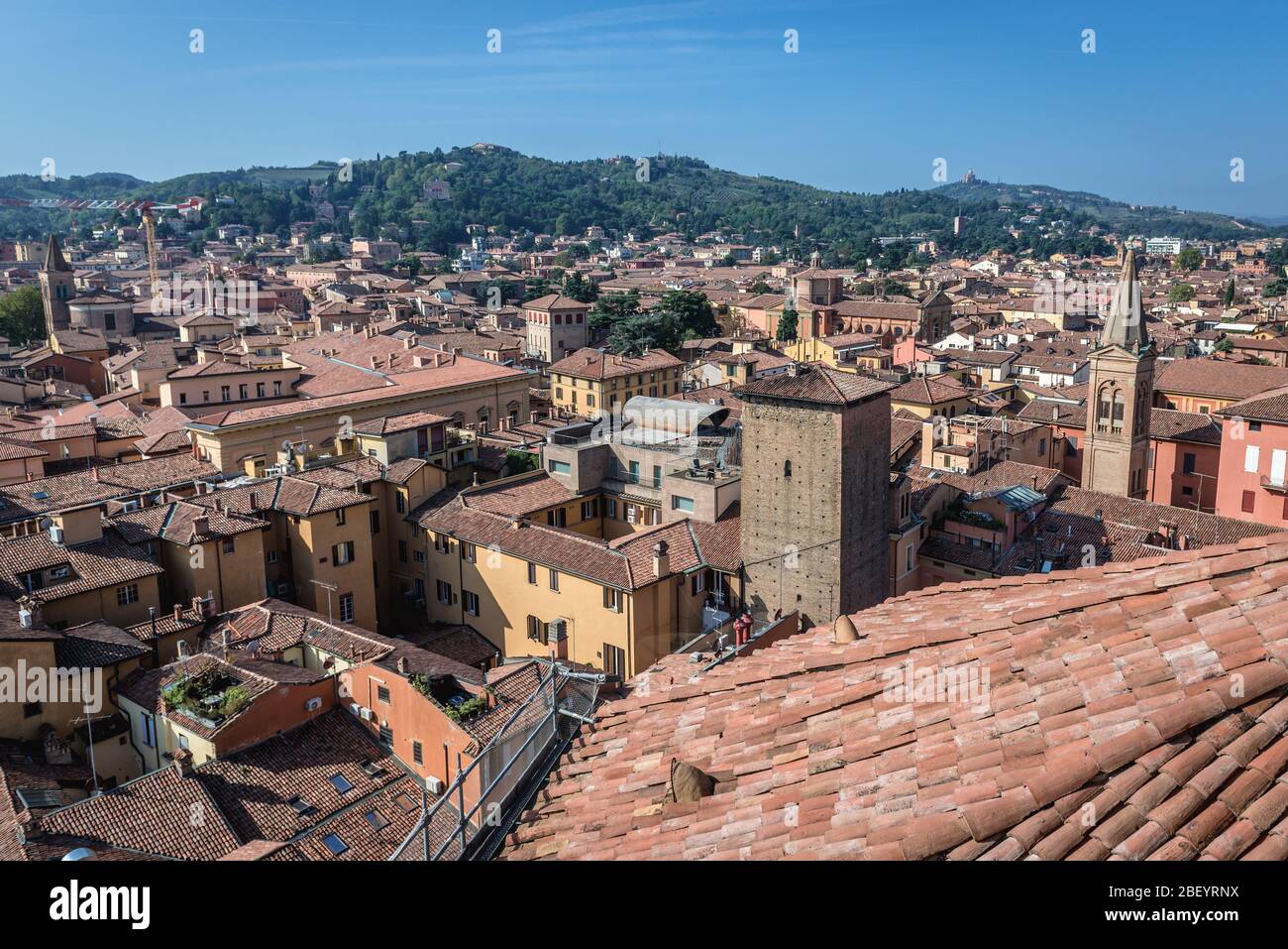 Bologna, capitale e città più grande dell'Emilia Romagna in Italia - vista dalla Basilica di San Petronio con Torre Galluzzi Foto Stock