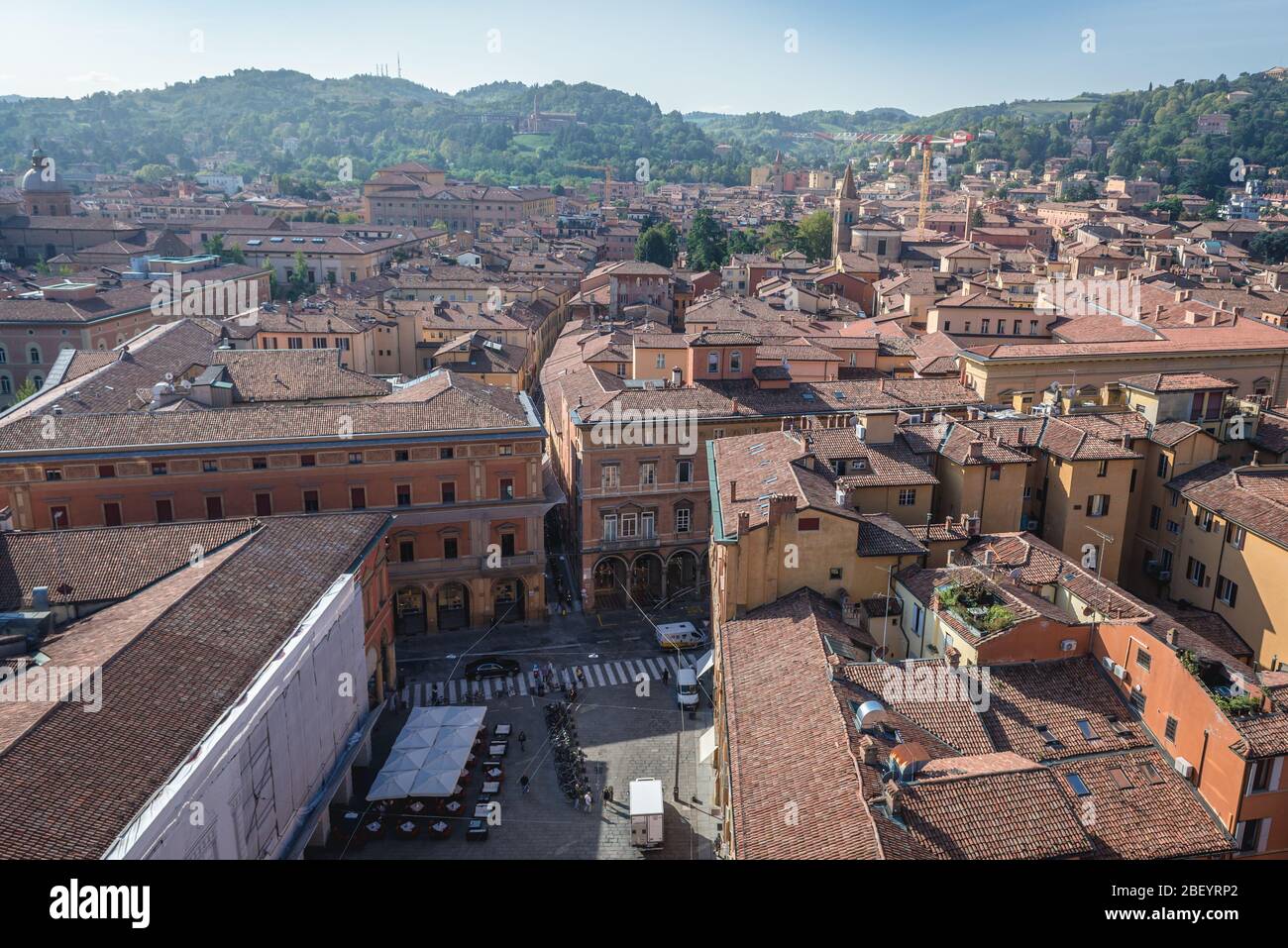 Città vecchia di Bologna, capitale e più grande della regione Emilia Romagna nel Nord Italia - vista dalla Basilica di San Petronio Foto Stock