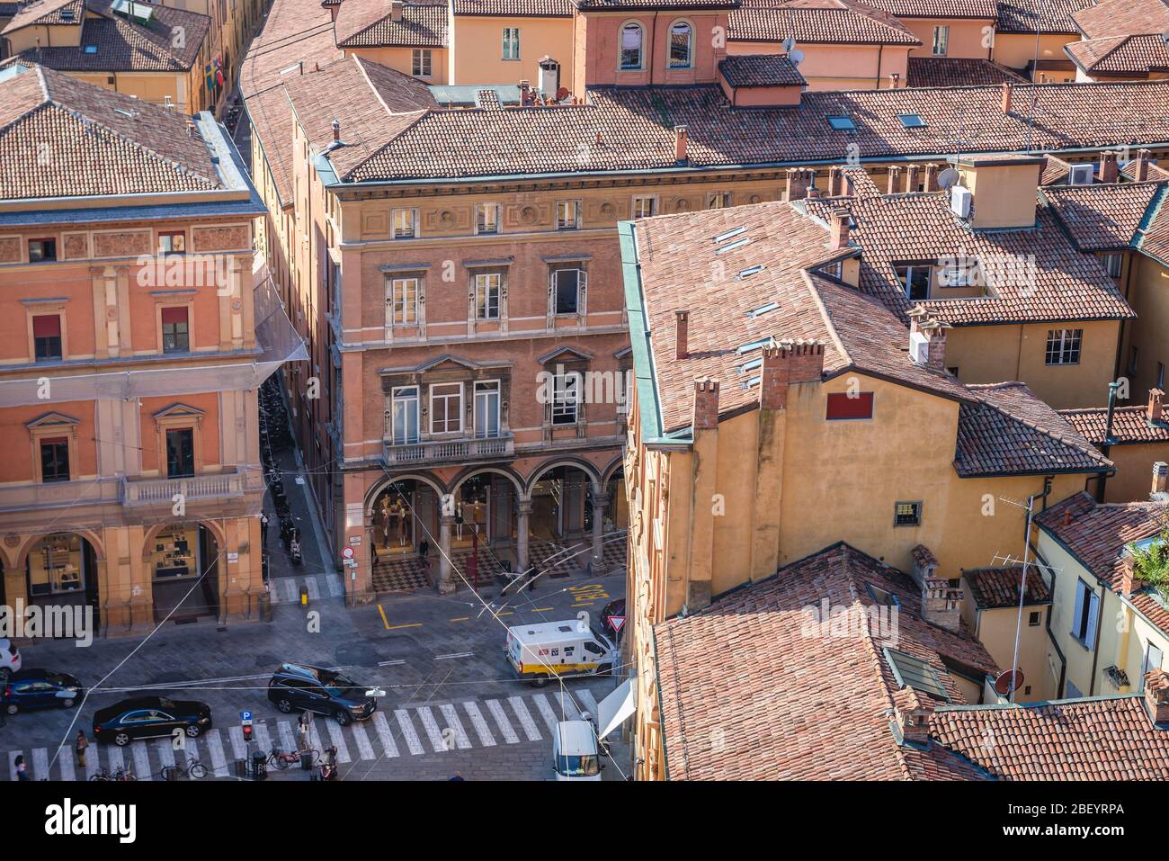 Città vecchia di Bologna, capitale e più grande della regione Emilia Romagna nel Nord Italia - vista dalla Basilica di San Petronio Foto Stock