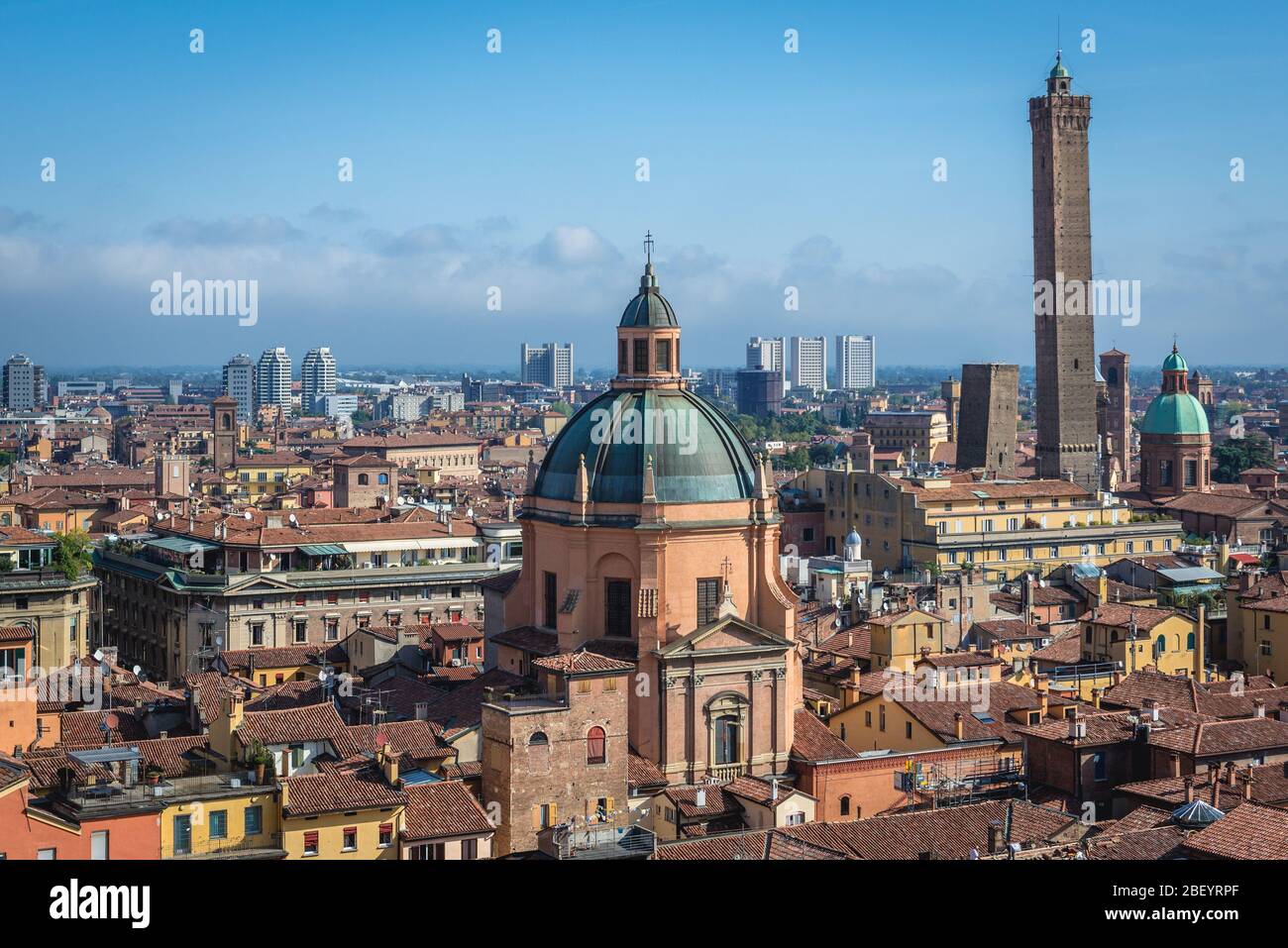 Veduta aerea dalla Basilica di San Petronio con Santuario di Santa Maria della vita e le cosiddette due Torri Foto Stock