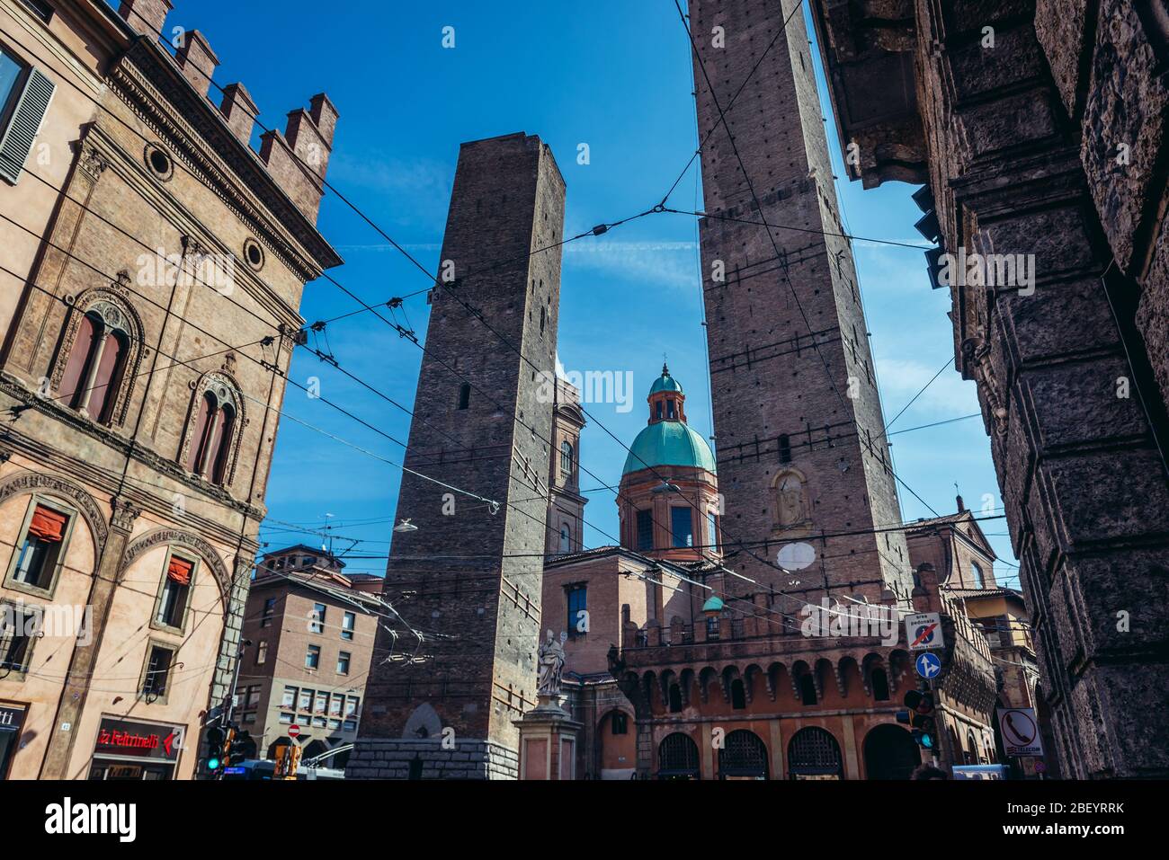 Famose due Torri e Chiesa dei Santi Bartolomeo e Cajetan a Bologna