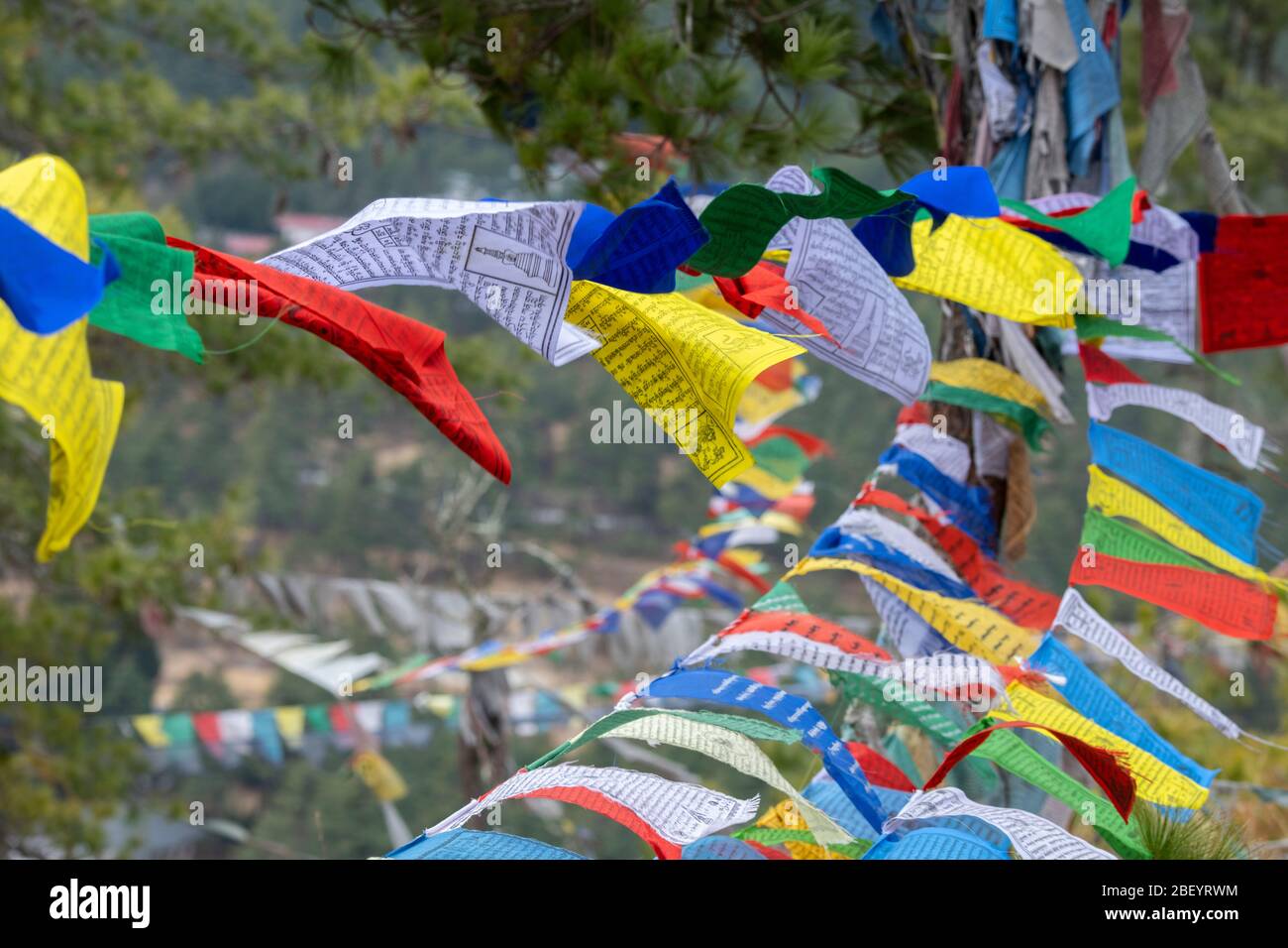 Bhutan, Thimphu. Bandiere di preghiera colorate sulla cima della montagna alla stazione geodetica di Sangaygang. Foto Stock