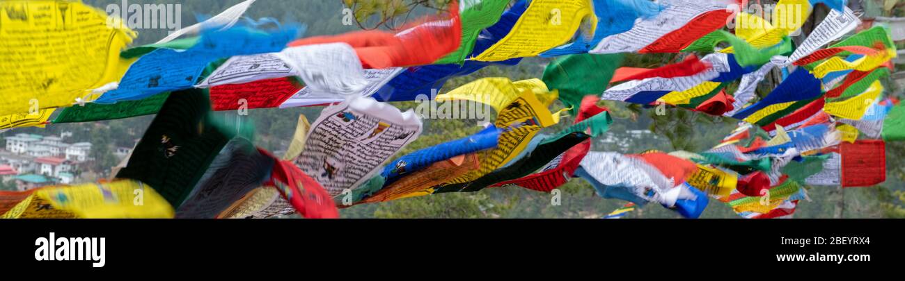 Bhutan, Thimphu. Bandiere di preghiera colorate sulla cima della montagna alla stazione geodetica di Sangaygang. Foto Stock