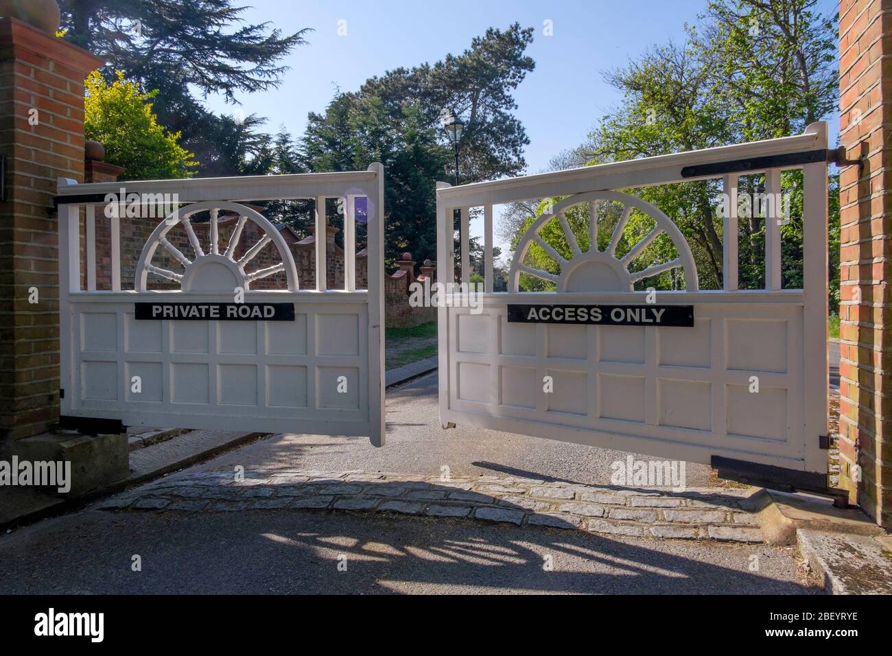 Cancelli elettronici per strada privata. Kent, Regno Unito Foto Stock