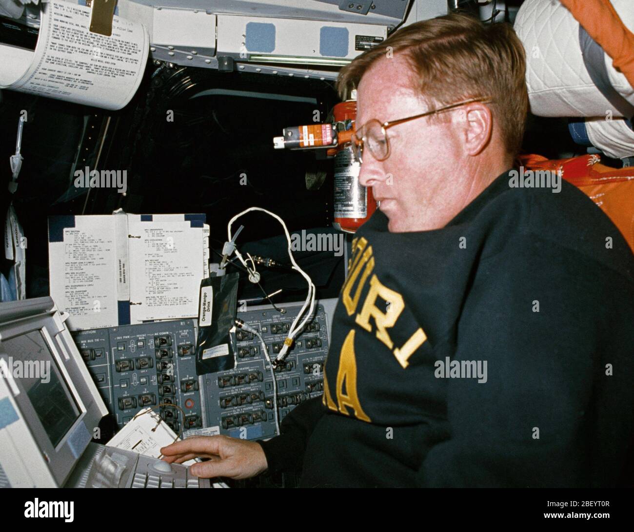 (6-10 ottobre 1990) --- astronauta Richard N. Richards, STS 41 comandante della missione, "prende in prestito' il pilota della stazione per utilizzare una navetta portatile computer di bordo durante i quattro giorni di volo. Foto Stock
