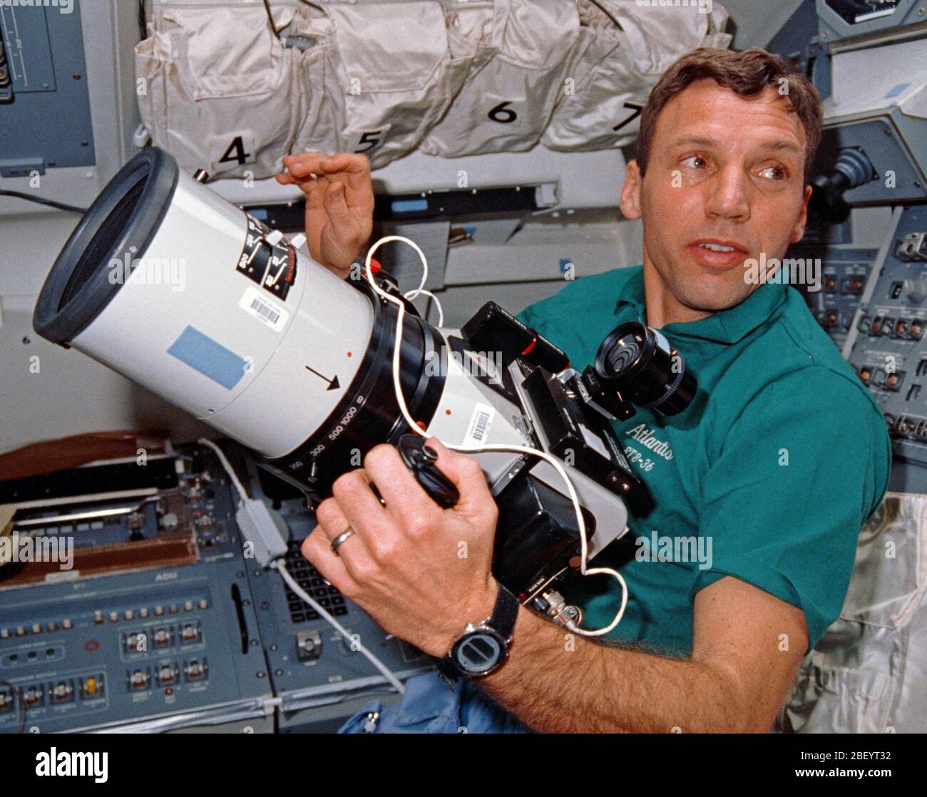 (28 Febbraio-3 Marzo 1990) --- astronauta David C. Hilmers, sul volo a poppa del ponte della terra-orbiting Atlantis, si prepara a utilizzare il grande formato Linhof Aero fotocamera utilizzata per la registrazione delle immagini del pianeta. Hilmers e altri quattro gli astronauti della NASA ha trascorso quattro giorni, 10 ore e 19 minuti a bordo della navicella spaziale per il ministero della difesa-dedicato di missione. Foto Stock