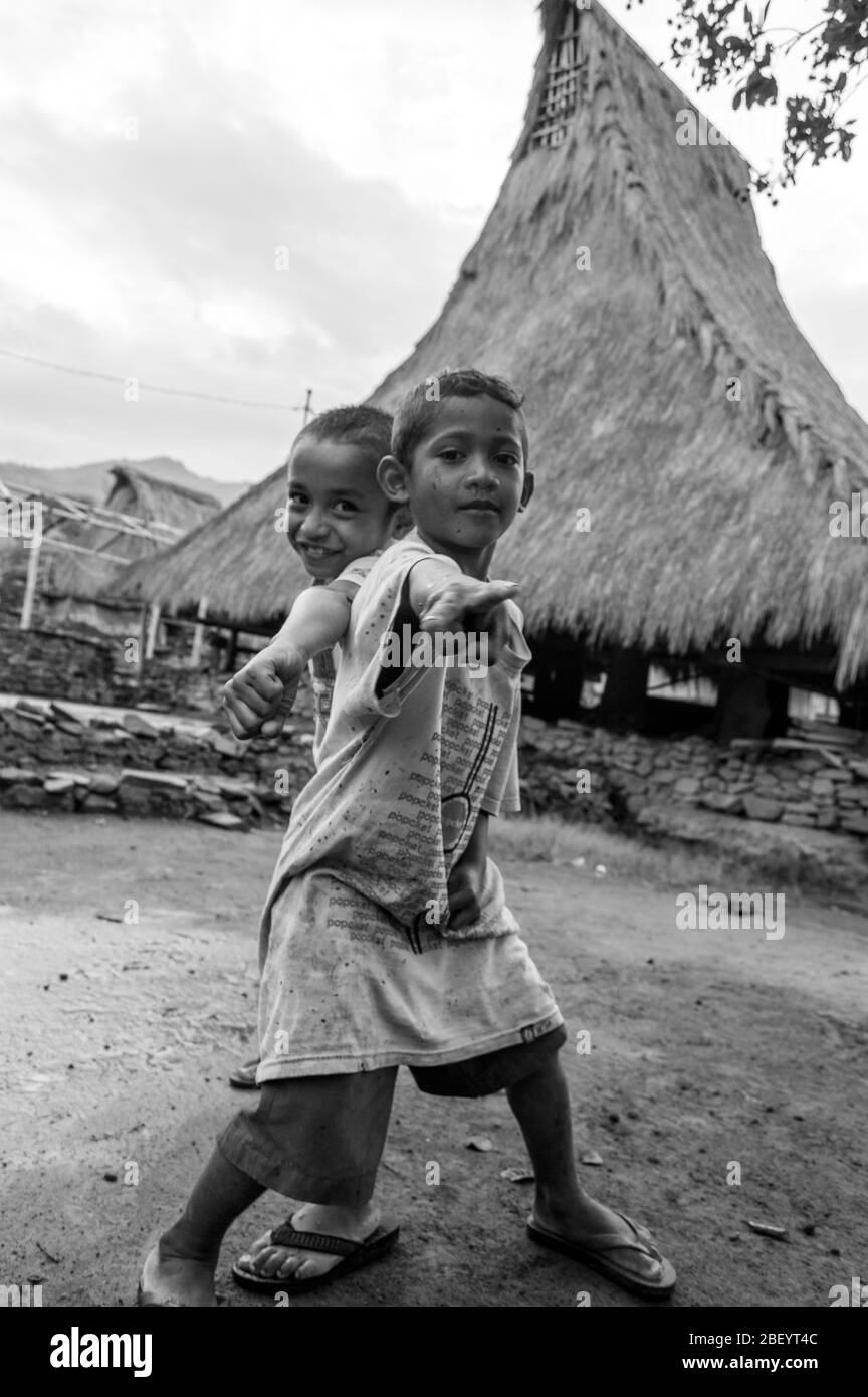 Kelimutu, East Nusa Tenggara / Indonesia - Gennaio 13 2015: Ritratto di due ragazzini in un villaggio tradizionale. Bianco e nero Foto Stock