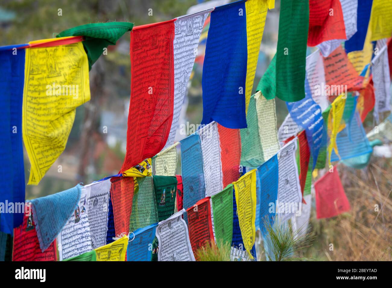 Bhutan, Thimphu. Bandiere di preghiera colorate sulla cima della montagna alla stazione geodetica di Sangaygang. Foto Stock